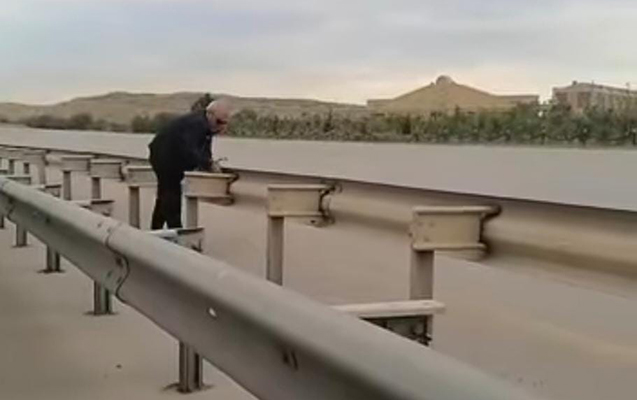 Vətəndaş magistral yolda döngələri sökdü