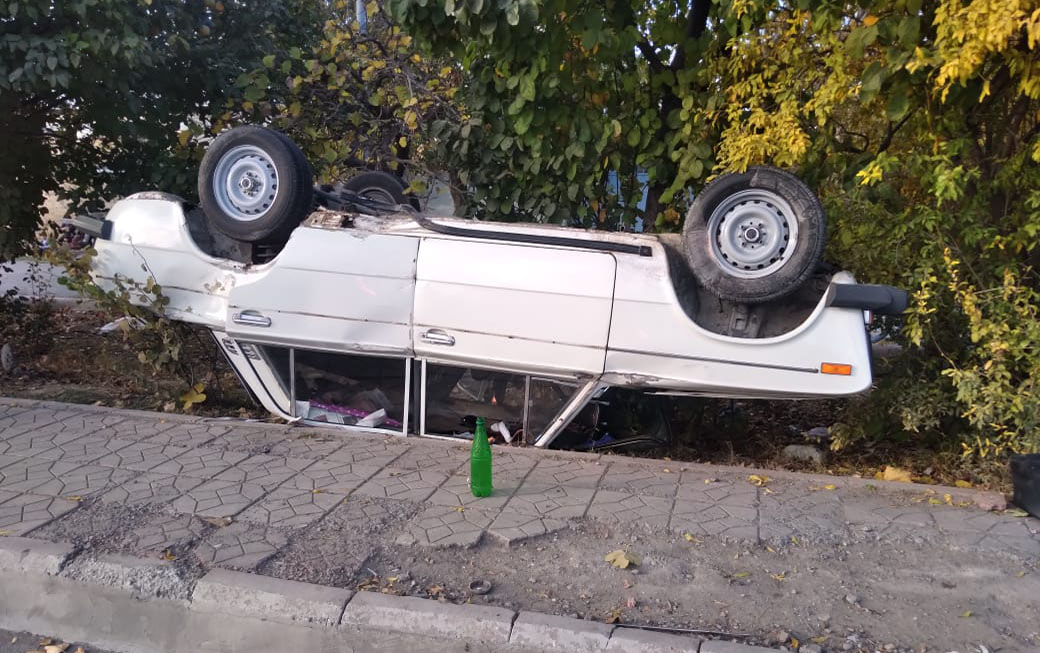 Yevlaxda avtomobil aşdı