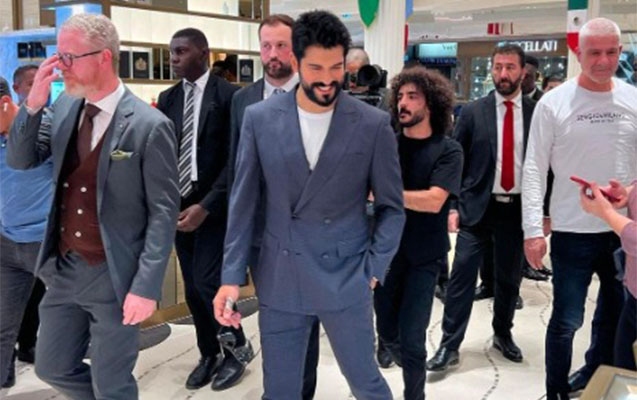 Burak Özçivitin Qətərdə izdihamla qarşılanma