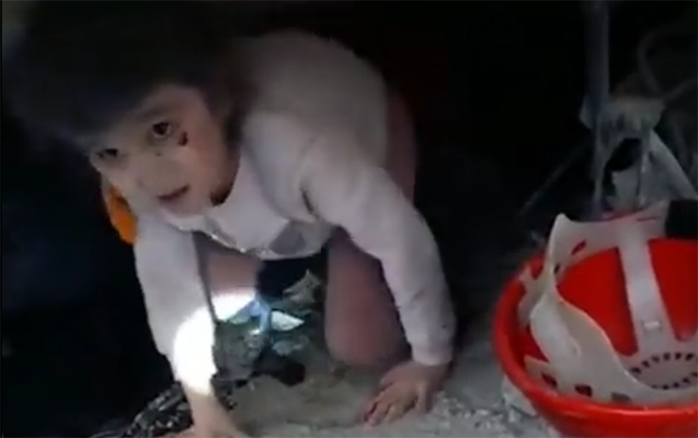 İməkləyərək dağıntılar altından çıxdı...