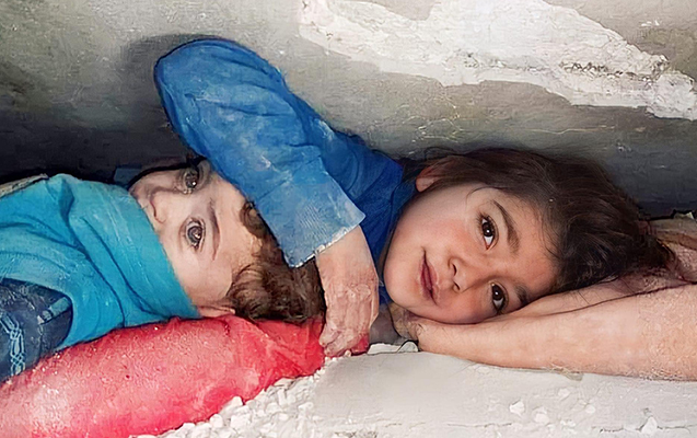 Dünya dağıntılar altında qardaşını qoruyan azyaşlı qızdan danışır