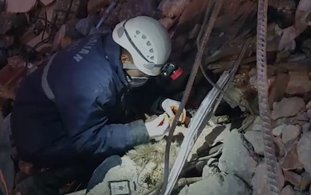 FHN əməkdaşları tapdıqları qızılları polisə təhvil verir