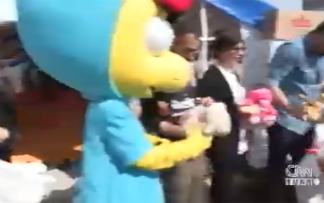 Səhnəyə atılan oyuncaqlar belə paylanıldı