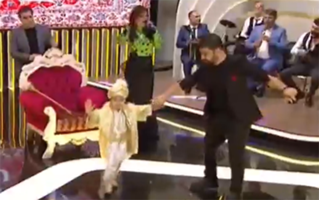 Fərda oğluna canlı yayımda kiçik toy edib pul yığdı