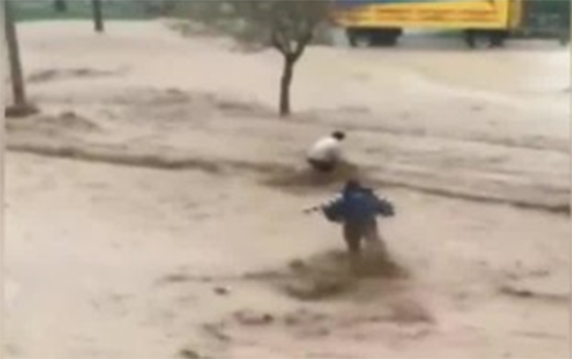 Ana və övladı seldən belə xilas oldu