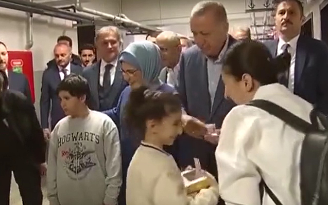 Ərdoğan uşaqlara pul payladı