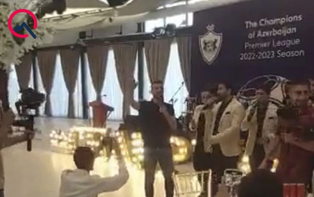 Qara Qarayev çempionluq tədbirində mahnı oxudu