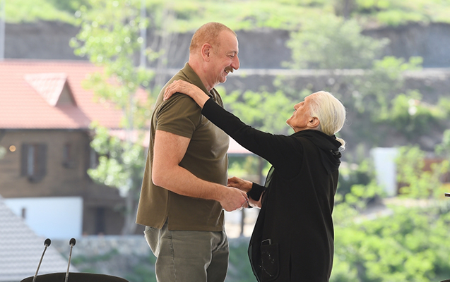 “Çoxdan arzulayırdım ki, sizi qucaqlayıb öpüm”