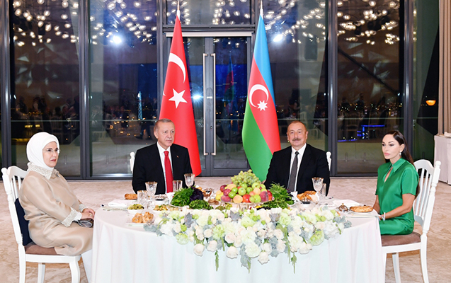 Dünənki ziyafətdə Ərdoğan üçün həmin mahnı oxundu