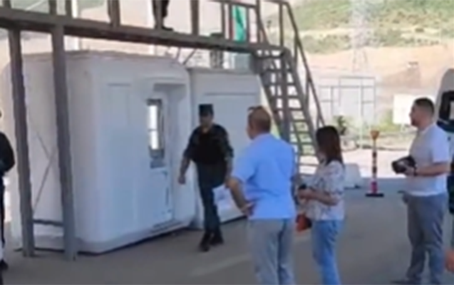 Erməni sakinlər “Laçın” sərhəd-buraxılış məntəqəsində