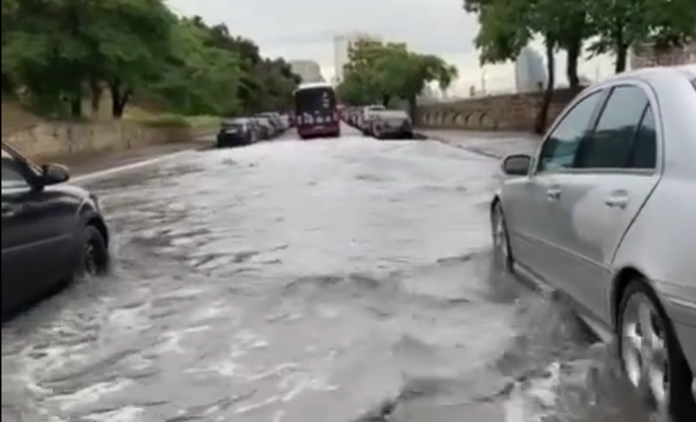 Yağış yolları keçilməz etdi