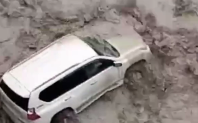 Sel “Prado”nu apardı, qadın isə son anda xilas edildi