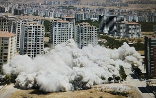 Zəlzələnin yıxmadığı binalar partlayıcı ilə uçuruldu