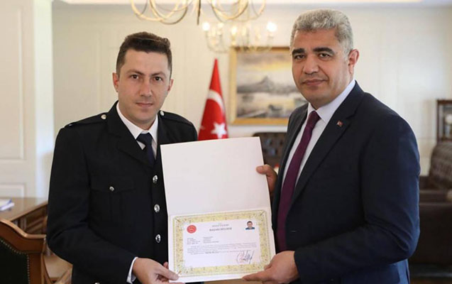 Azərbaycan bayrağını öpən polis mükafatlandırıldı