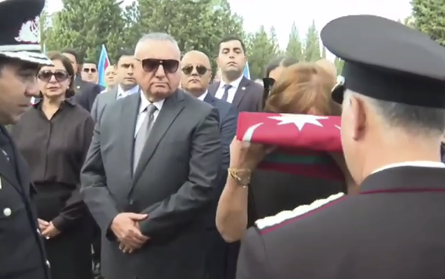 Bayrağı Riad Əhmədovun xanımına Əli Nağıyev təqdim etdi