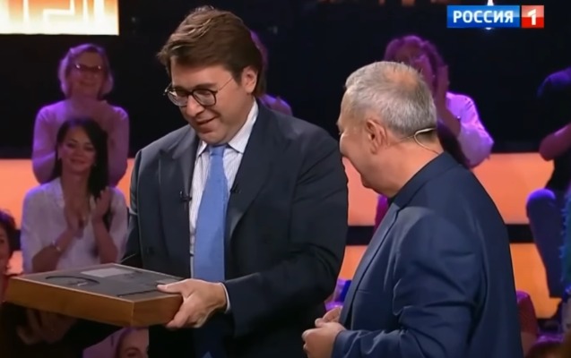 Əlixan Səmədov Malaxova balaban hədiyyə etdi