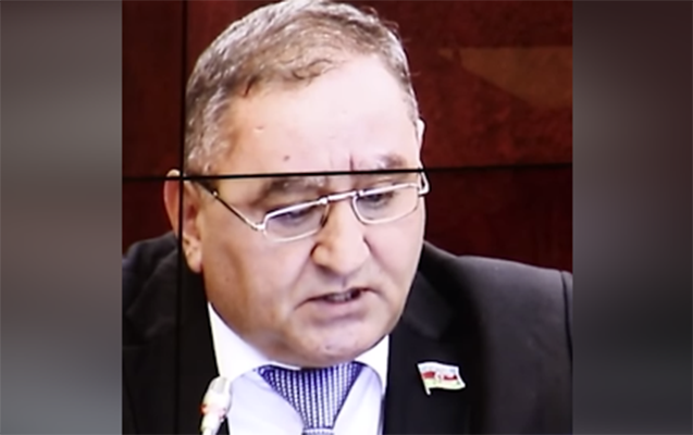 Etibar Əliyev mətni üzündən oxumaqda çətinlik çəkdi