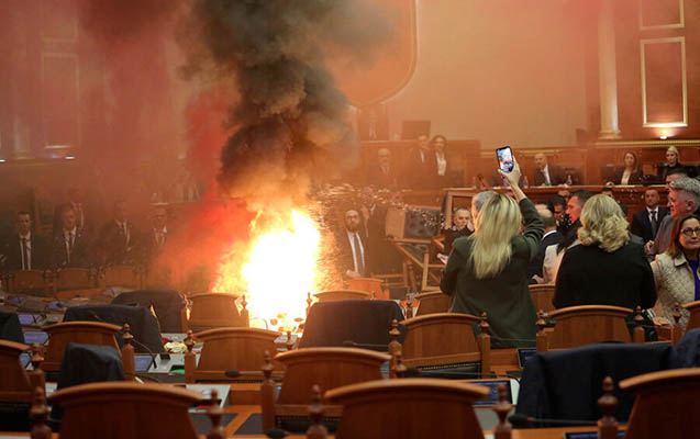 Albaniyada müxalif deputatlar parlamentdə yanğına səbəb olub