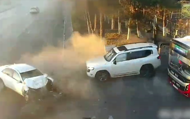 8 Noyabr prospektində ağır qəza, işıqfor dirəyi sıradan çıxdı