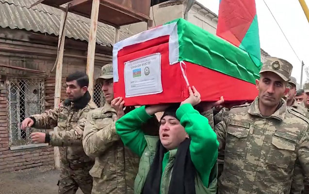 Şəhidimizin tabutunu həyat yoldaşı apardı