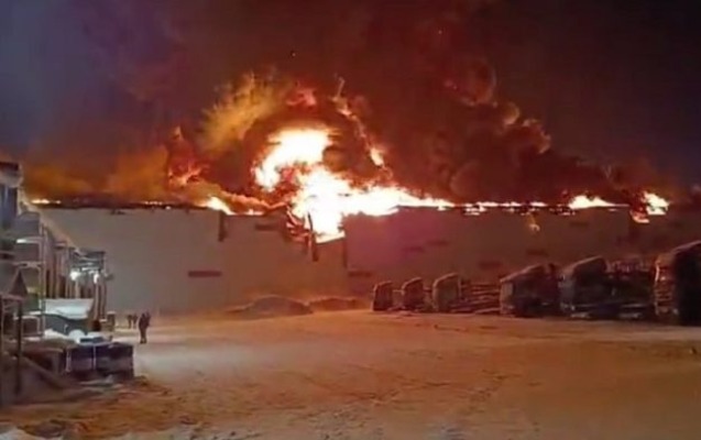 Sankt-Peterburqda anbarda böyük yanğın