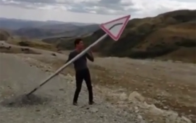 Yol kənarındakı işarəni “səhvdir” deyib sökdülər