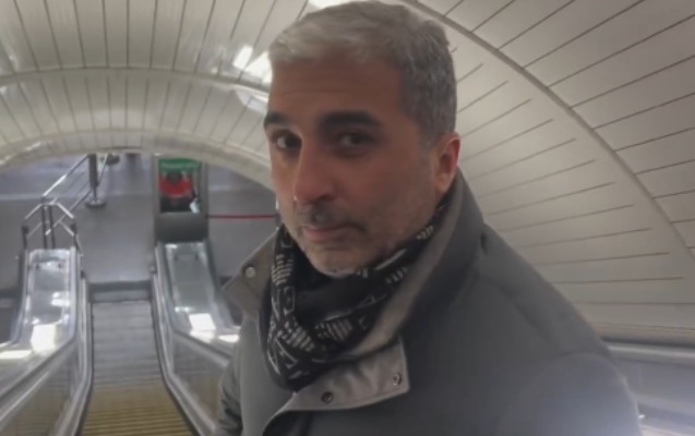 21 ildən sonra metroya mindi