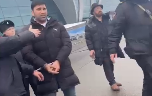 Kamili hava limanından əliqandallı çıxardılar