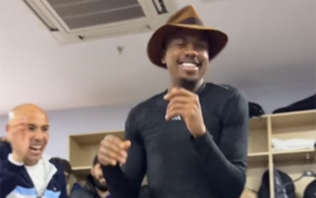 Romao Deqatinin şlyapasını taxıb şou göstərdi