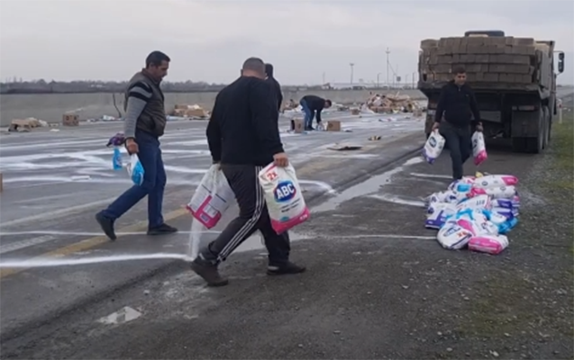 Tonlarla yuyucu toz yola dağıldı