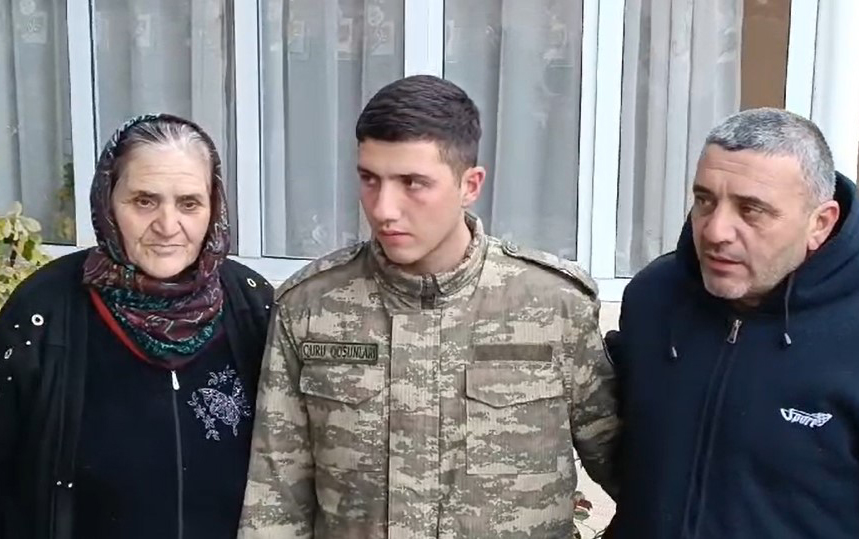 Ruslan Şəmkirdə yaxınları ilə bir arada