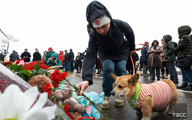 O güllər indi zalın qarşısında...