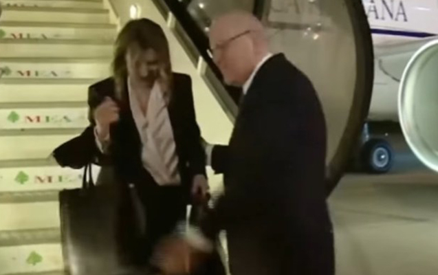 Baş nazirin əvəzinə səhvən köməkçisini öpdü