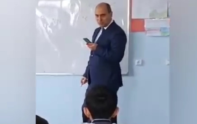 Nazir şagirdlərə dərs keçdi
