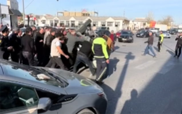 Qəzaya düşən avtomobil aşdı