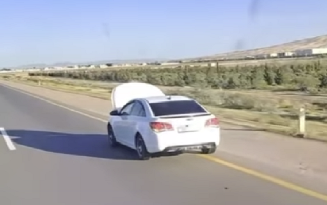 Maşını kapotu açıq şəkildə sürüb təhlükə yaratdı