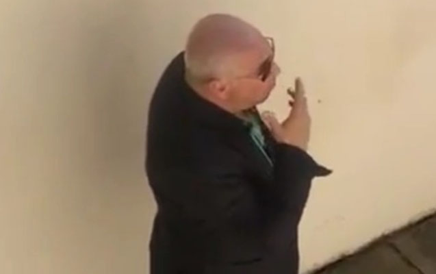 AFFA nümayəndəsi oyun zamanı siqaret çəkdi