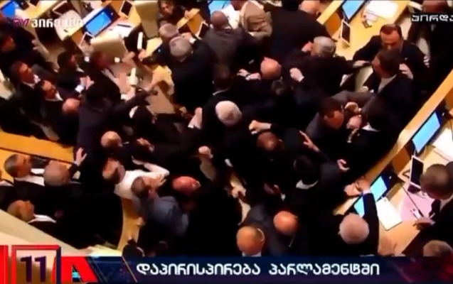 Gürcüstan parlamentində yenə dava düşdü