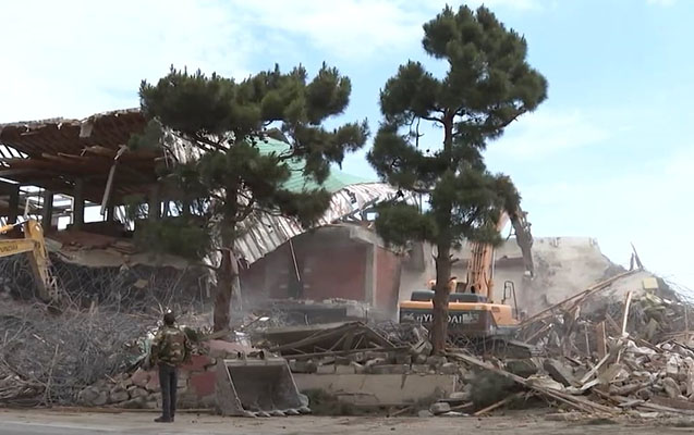 3 ilə tikilən bina bir neçə günə söküldü