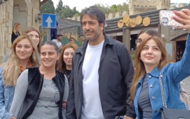 İstəyən hər kəslə şəkil çəkdirdi