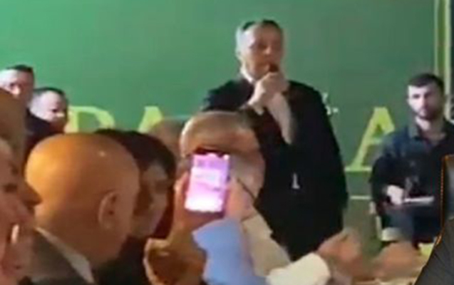 Azərbaycanlı deputat ziyafətdə mahnı oxudu