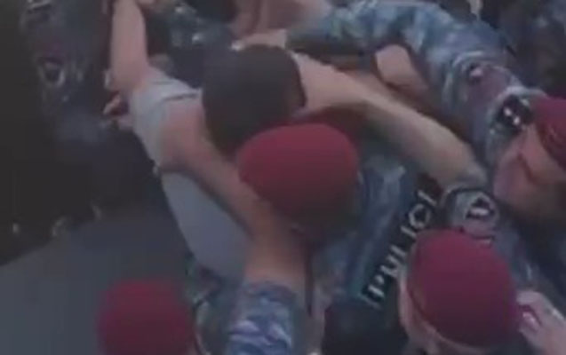 İrəvandakı mitinqdə deputatın döyülmə