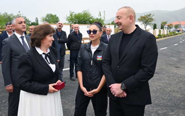 Prezident Xocalıda evləri bir-bir gəzdi