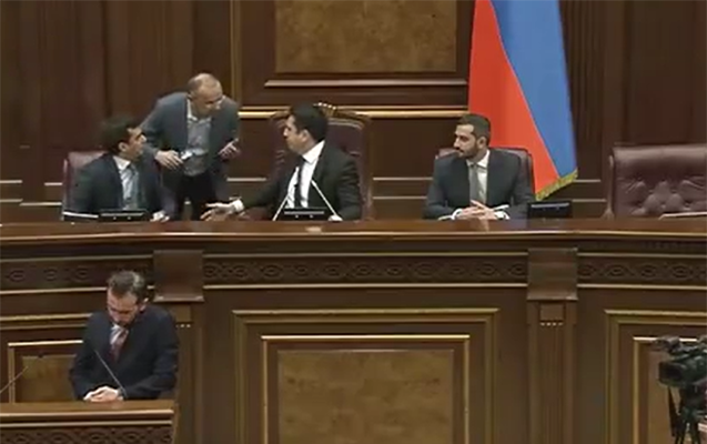 Simonyan Seyran Ohanyanı tribunadan qovdu