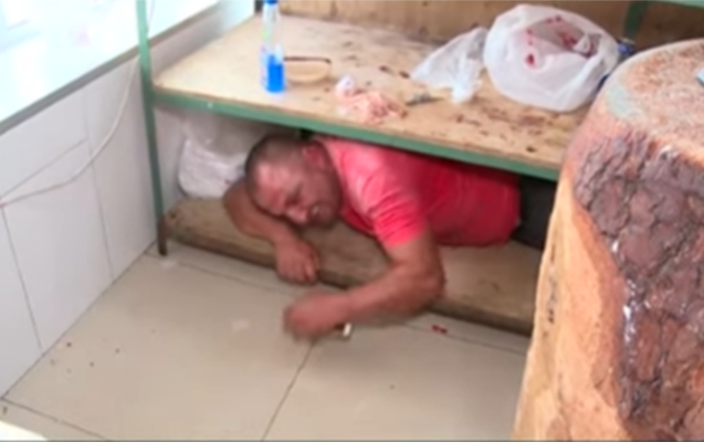 Kameranı görən qəssab piştaxtanın altına girdi