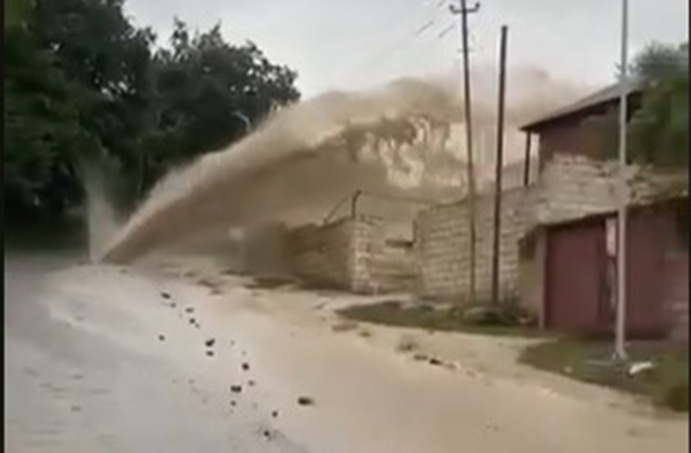 Qəçrəşdə su borusu partladı, ətrafı su basdı