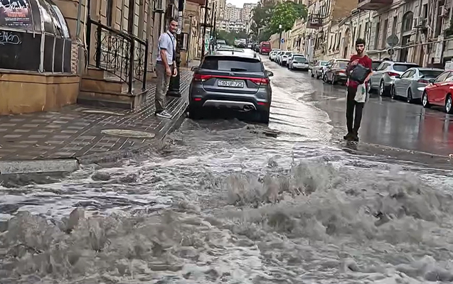 Yağışdan sonra Bakı küçələri