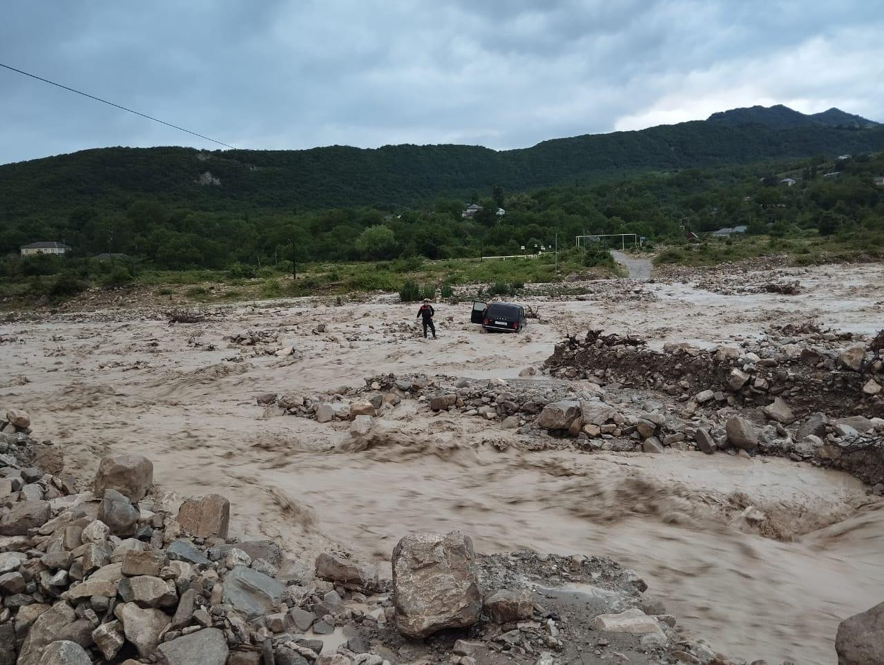 Maşının içində selə düşdülər, FHN xilas etdi