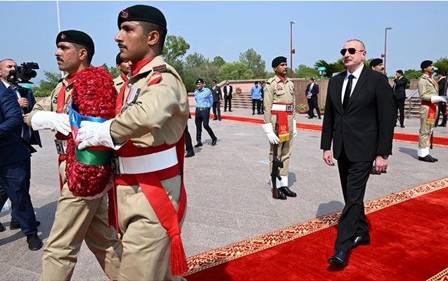 İlham Əliyev İslamabadda milli abidəni ziyarət etdi