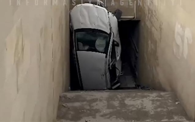 Bakıda avtomobil piyada keçidinə düşdü